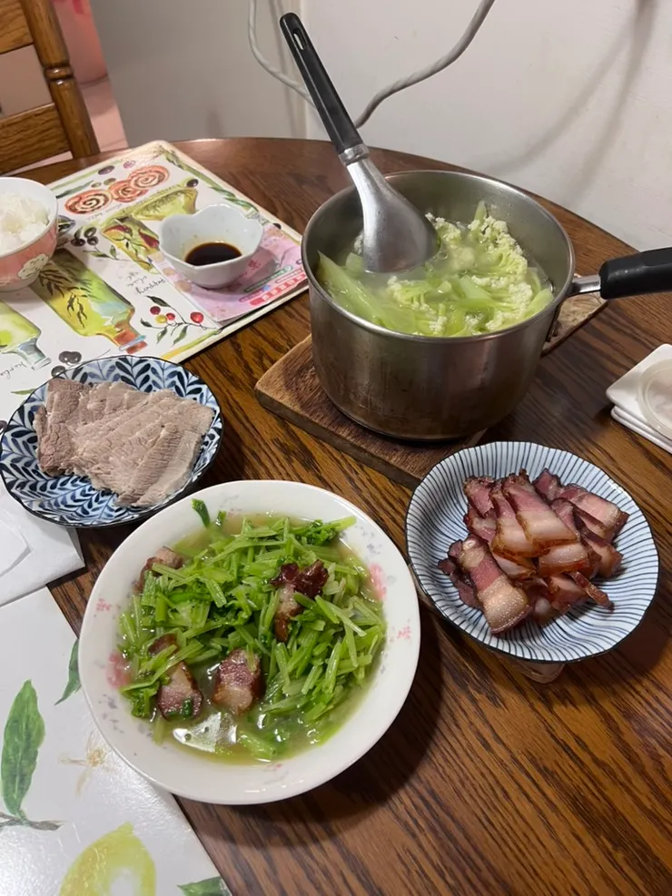 臘肉炒芹菜滋味甜美，一些沒用到的臘肉就分開吃。還有白煮的豬肉和一鍋菜花湯。