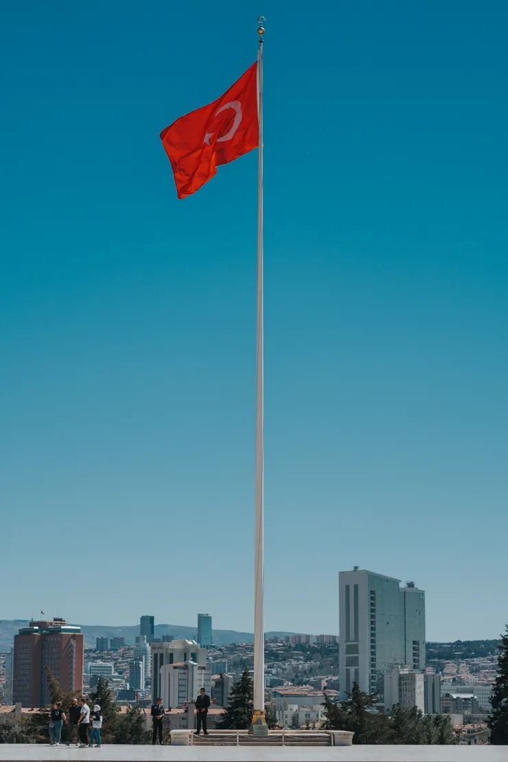 眺望安卡拉與土耳其國旗