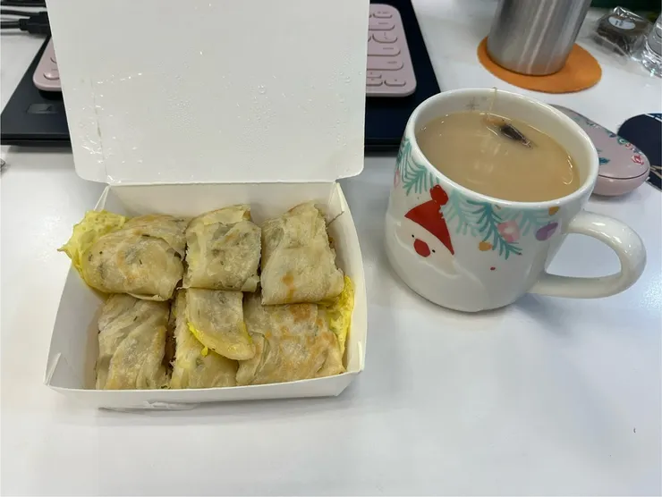 薯餅蛋餅、自製杏仁奶香蘋茶。