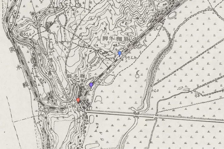 江頭站初期位於頂枷冬腳(水藍色)，1930年才搬到下枷冬腳(紅色)，紫色圖釘為今日捷運站位置（圖片來源：台灣百年歷史地圖─日治二萬五千分之一地形圖(1920s)）