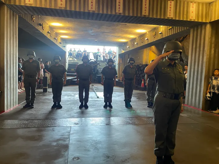 示範演出操作巨砲的官士兵。