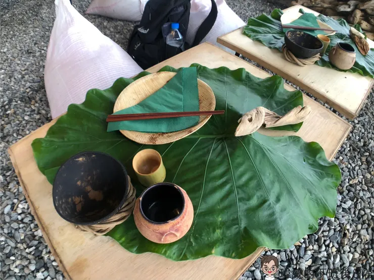 桌上的餐具都是用大自然的材料來作為使用