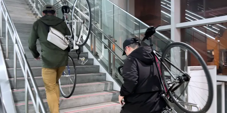 可選擇走樓梯或搭電梯,不可使用電扶梯