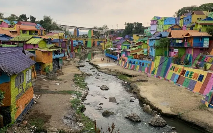 河岸邊 Kampung Tridi 彩虹色的一邊