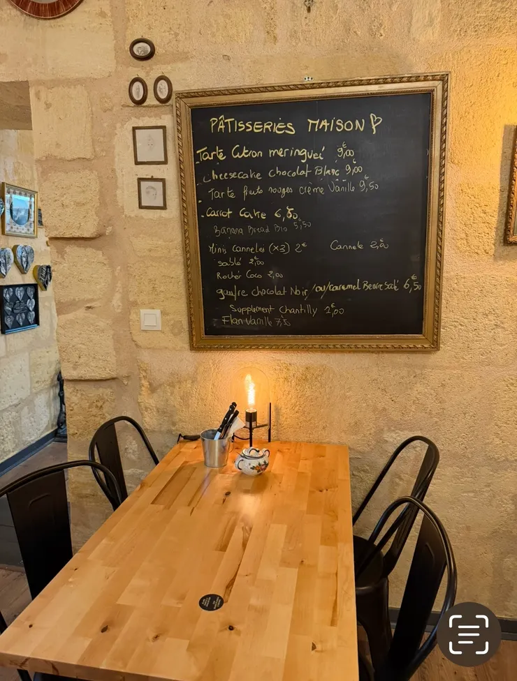 除了紙本菜單，牆上黑板也有主廚推薦料理