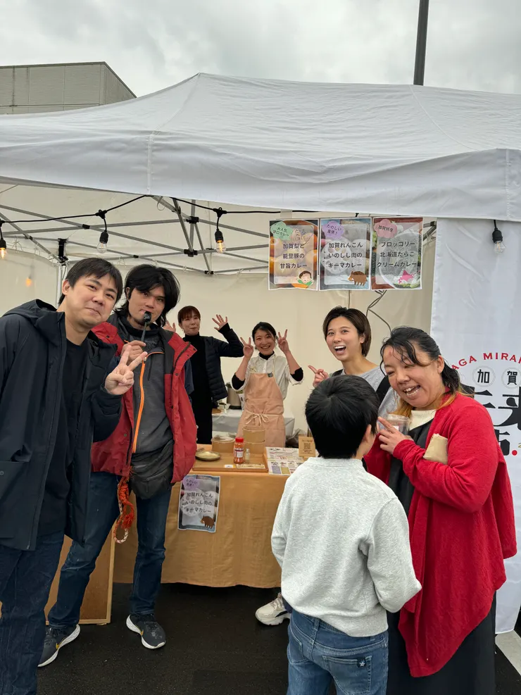 開幕活動當天遇到很多認識的人，也有更多不認識的人們一群一群聚在一起，加賀還有很多我不知道的社群，就算只是個日本鄉下，也會讓人感覺到這個世界還是很大啊！