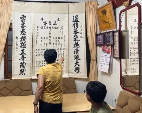 師姐指認著先賢老師、親戚說故事