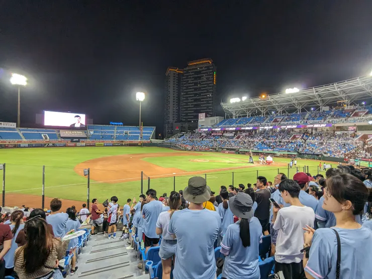 比賽結束前不少球迷已穿上今晚的主題日球衣