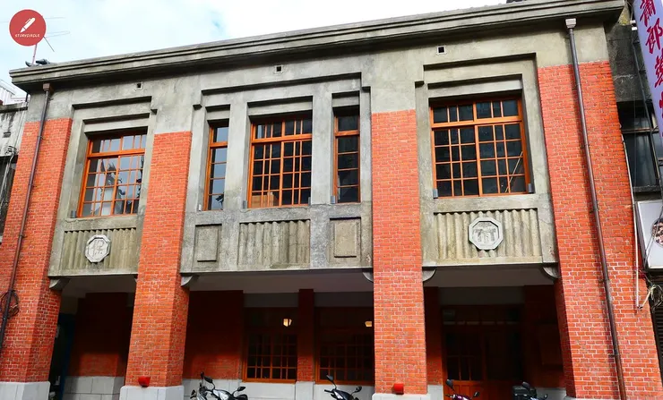 細看大廟口派出所正面，可以看到兩種不同的徽章