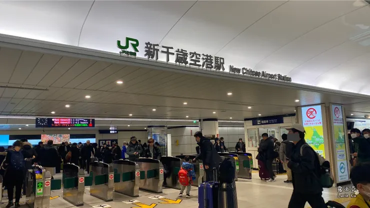 就在閘門口旁邊