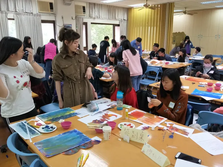 非本科系轉職 美術老師 輔療引導教學現場