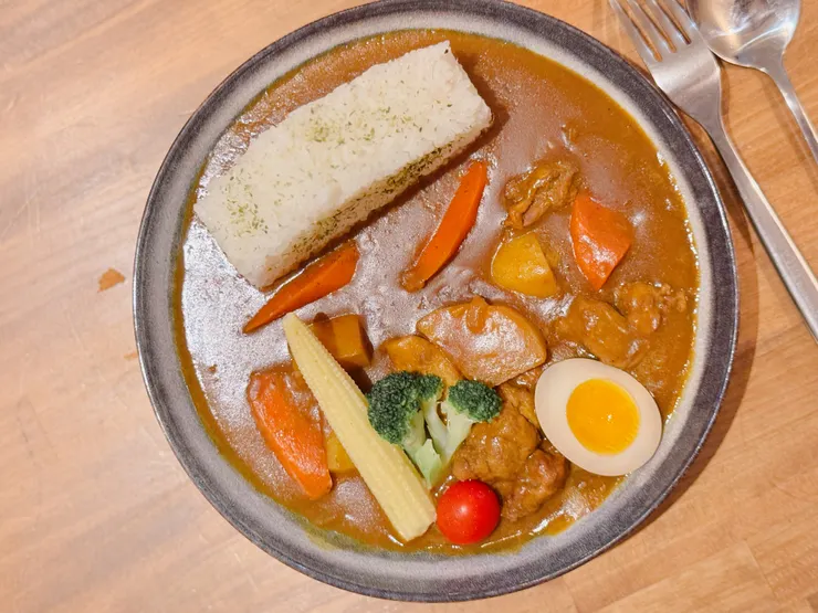 拍照當下，咖哩醬香陣陣撲鼻！小山的飯量看似一點點，其實不少喔