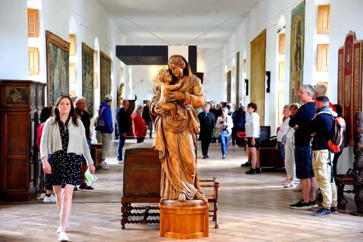 【1樓的梅迪西斯長廊,現在布置成一個展覽場所,展出歷屆主人收藏的藝術品,城堡相關的文獻與文物,還有6位打造舍農索的非凡女性生平。】