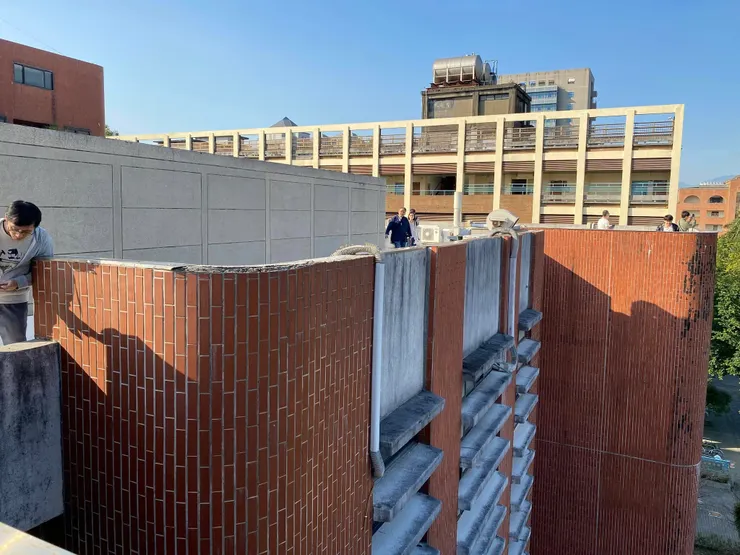 從屋頂近看立面遮陽