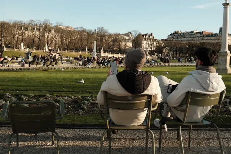 坐在公園曬太陽看書最為常見