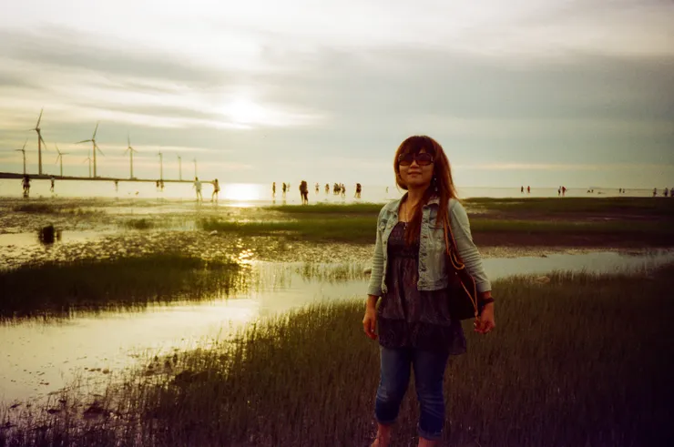 與 Fen 於高美濕地 shot by Emma@台中,台灣。2009.