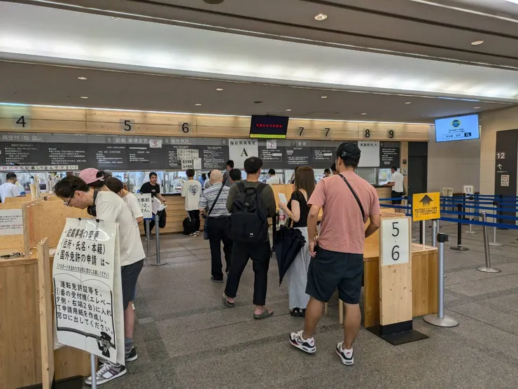 櫃台排隊的⑥櫃檯，多數手續都在這邊做