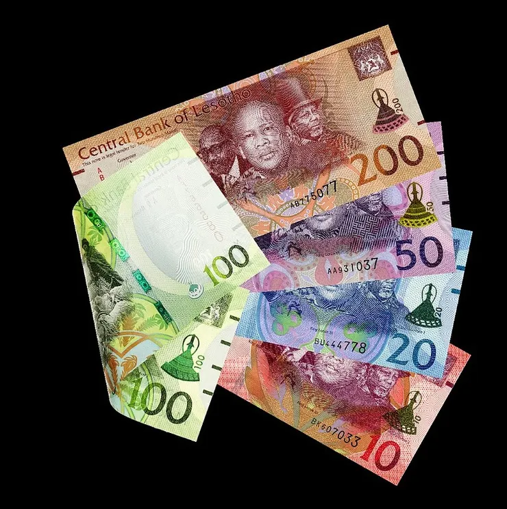 流通中的洛蒂紙鈔，有10 20 50 100 200洛蒂