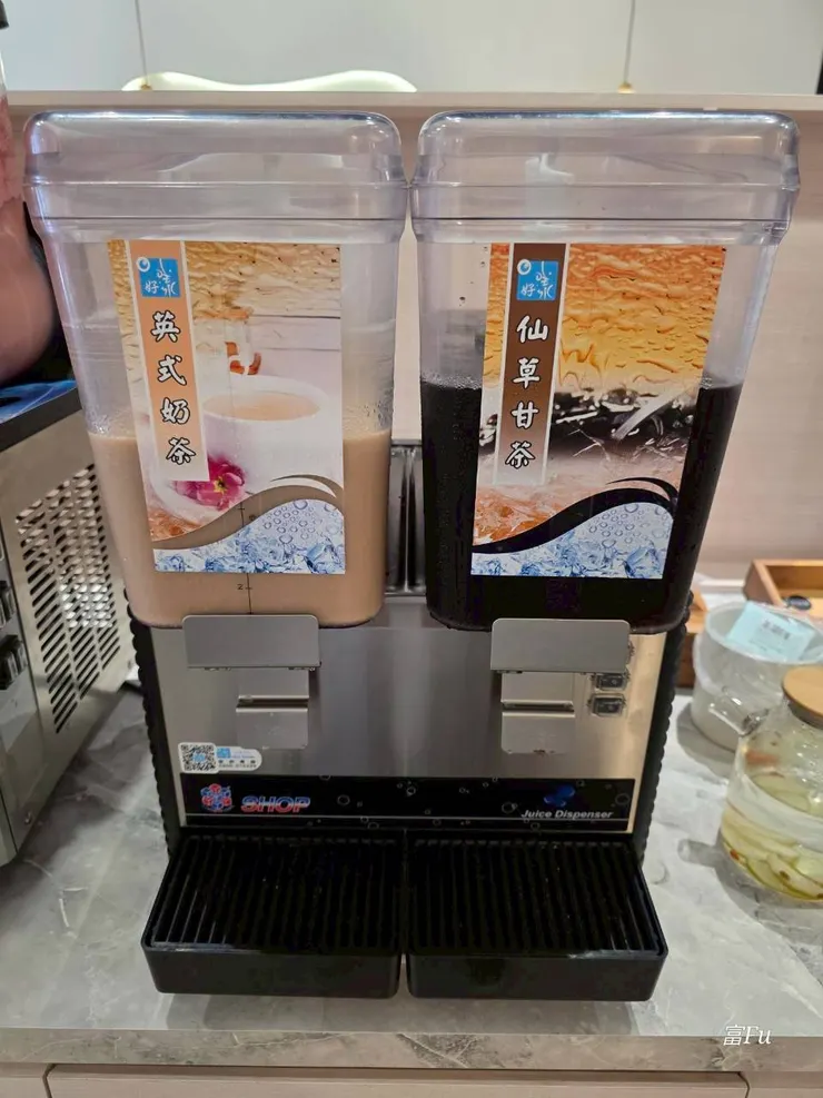 仙草甘茶，算是比較少見的，很甜，螞蟻人會喜歡XD