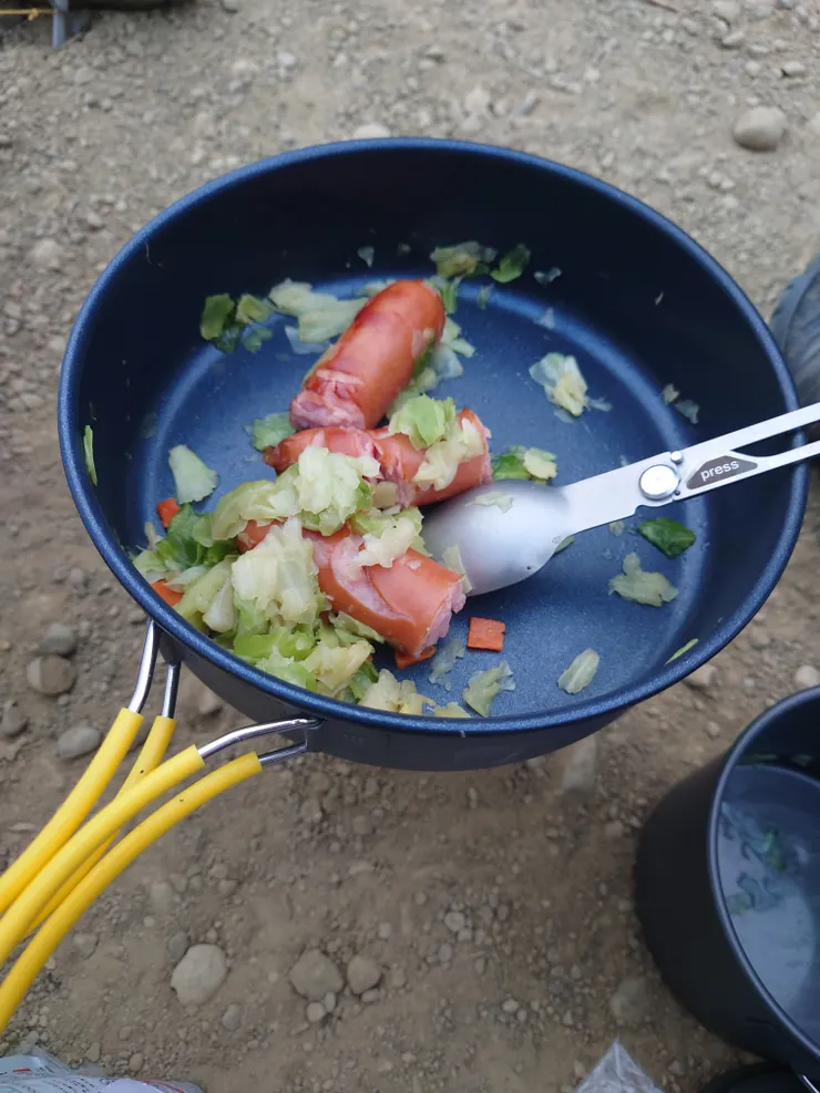 晚餐，德國香腸炒乾燥高麗菜