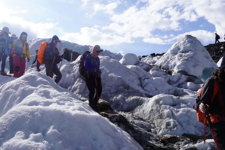 冰河路難行，得看著腳下專心前進。