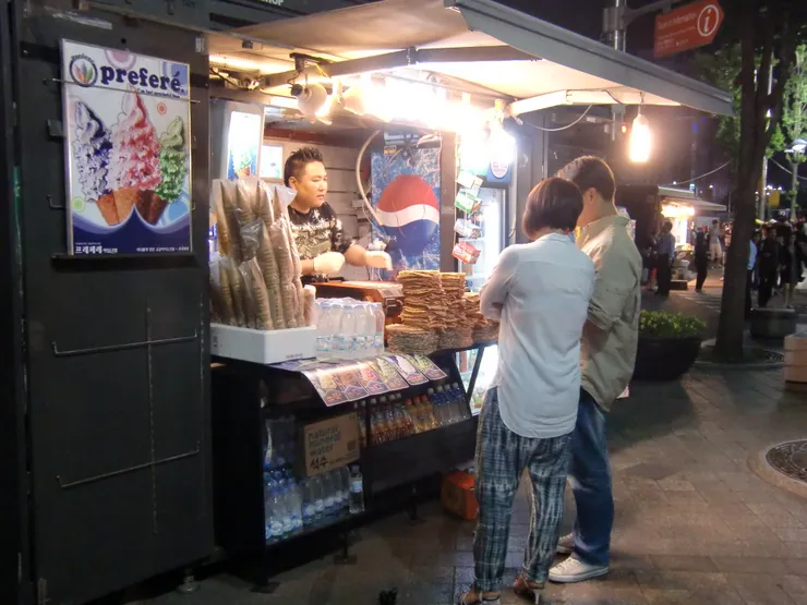 Doota 廣場邊的攤販，賣著香噴噴的烤魷魚