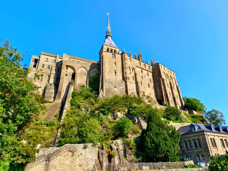 【羅馬哥德文藝復興式一部建築史！仰拍修道院，由羅馬式堆疊向歌德式。】