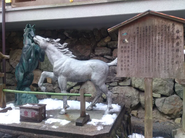 貴船神社的白馬與黑馬