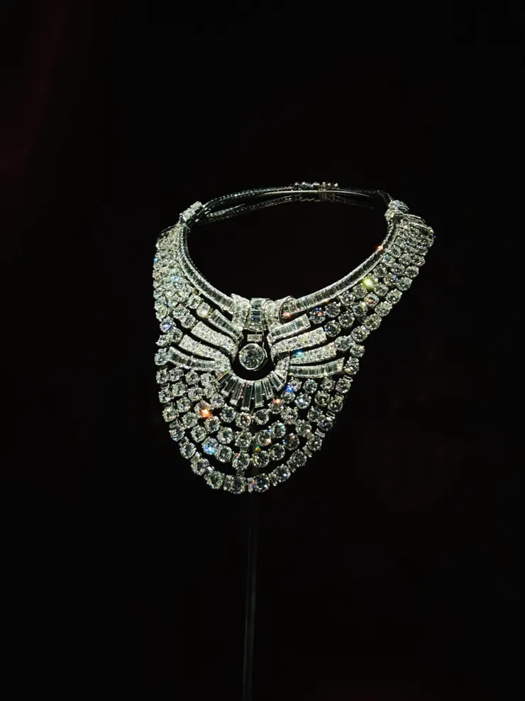 鉑金與鑽石領式項鍊是光可鑑人的體現(現場拍攝)