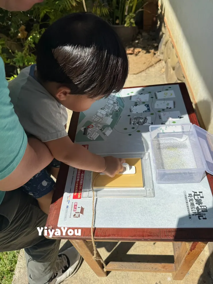 2歲孩子可以由家長協助抱著進行蓋印