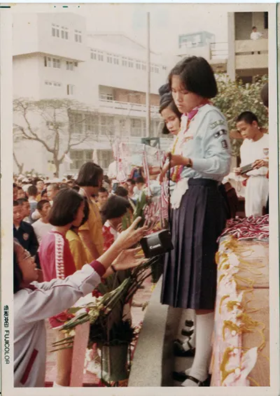 也是女漢子的本人最帥的時候應該是高中時時期吧！不過都不知道藏哪了。用國三運動會站在司令台上協助頒獎這張不知道誰偷拍的照片以示誠意xd