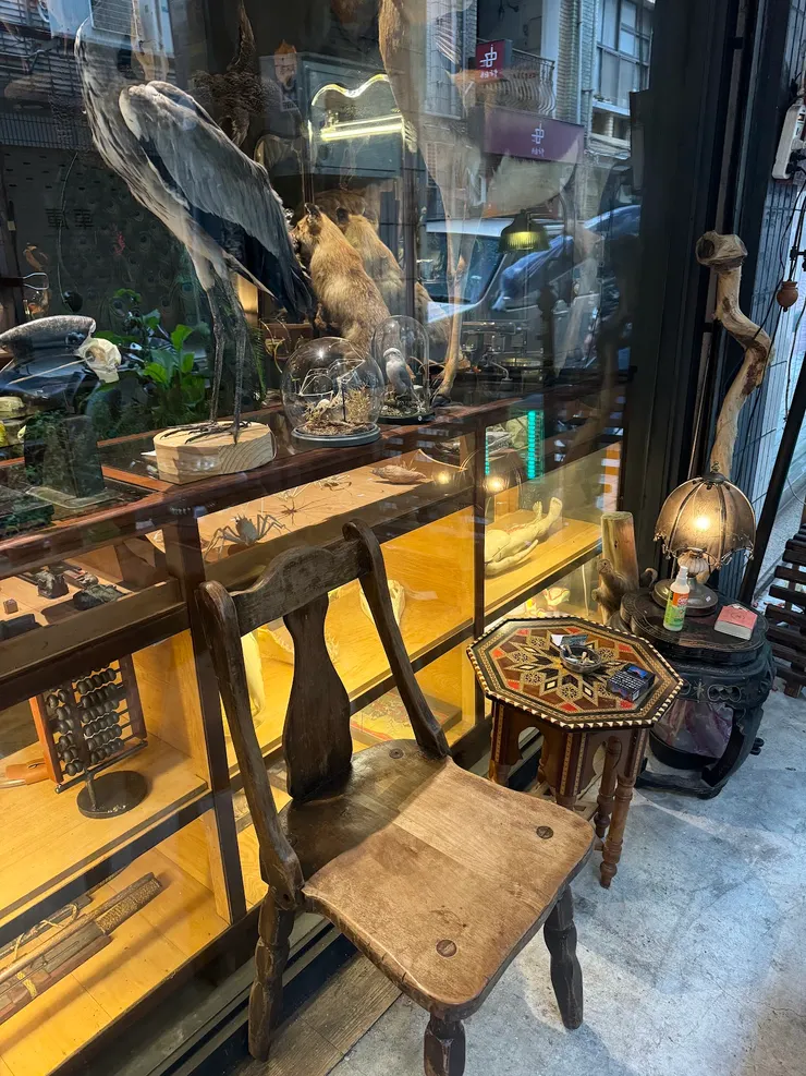 店外擺放的木製擺飾也很復古