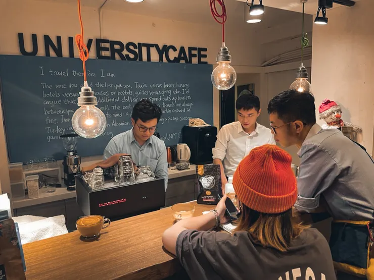 幾位同學在平日下班後相約團練