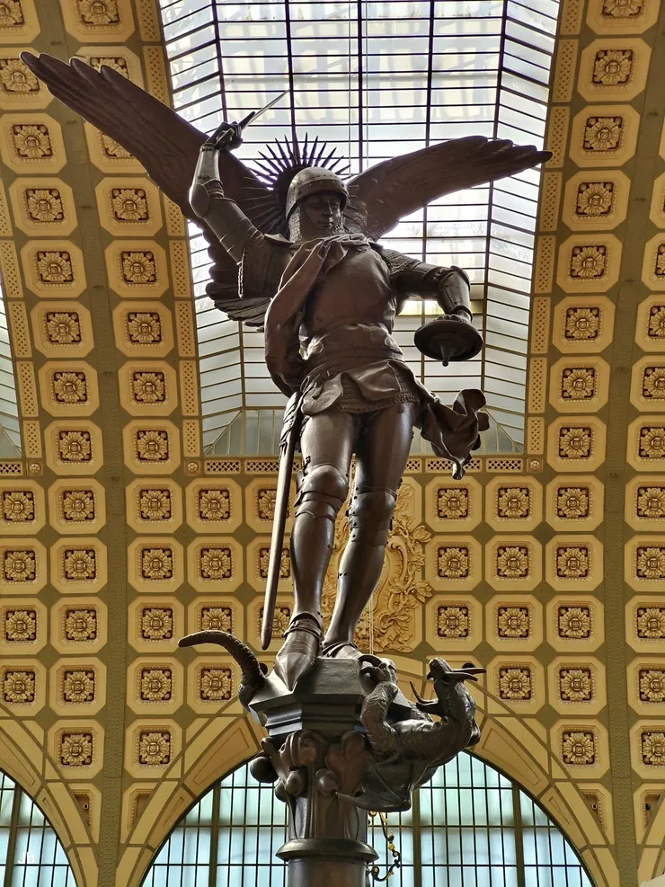 【法國雕塑家艾曼紐·弗里米耶（Emmanuel Frémiet）創作的大天使聖米迦勒（Saint Michael the Archangel），另有一版本座落在聖米歇爾山的修道院 (Mont Saint-Michel Abbey)，JB之前的旅記「聖米歇爾山」提到過。】