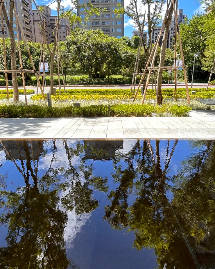 美術館外水池的倒影