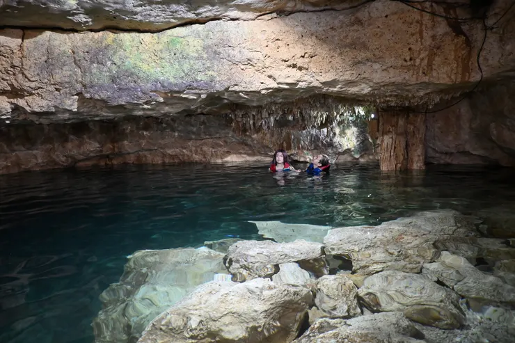 浸泡在Cenote Chulul岩洞井中