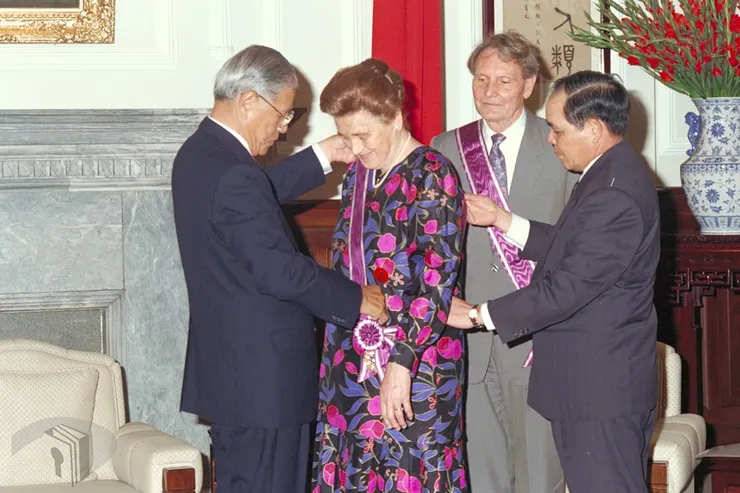 圖3 李登輝總統贈勳埔里基督教醫院紀歐惠醫師(左)、徐賓諾護理師(右) 案名:國際書展、陸委會、中樞春祭、新聞局活動、電影、金鐘獎 檔號:0083/0072/1 來源機關:行政院新聞局 管有機關:國家發展委員會檔案管理局