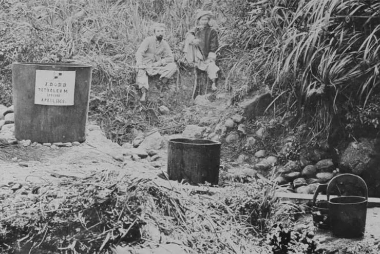 左約翰,右邱苟,兩人在全世界第二口油井前留下珍貴的合影。照片來源:經濟部技術處邱求慧處長。