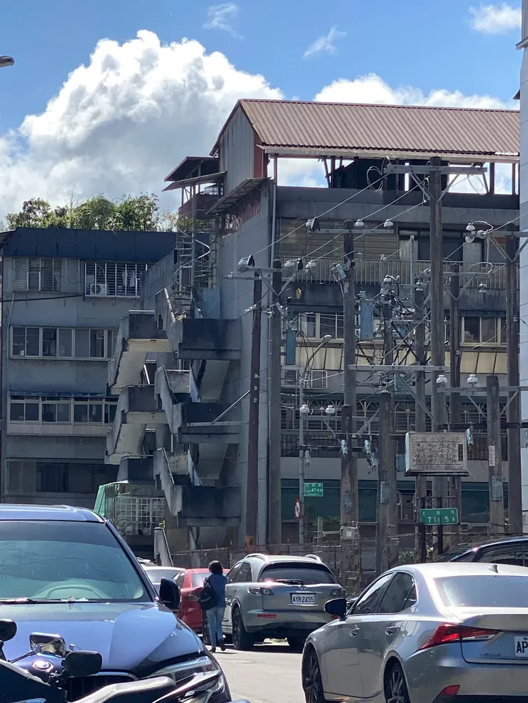 光輝路71巷可見到台電宿舍外有一排電線桿，為台電員工訓練用設施