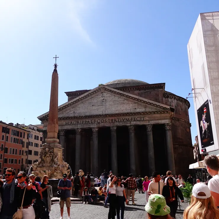 萬神殿前的方尖碑(照片左側)。