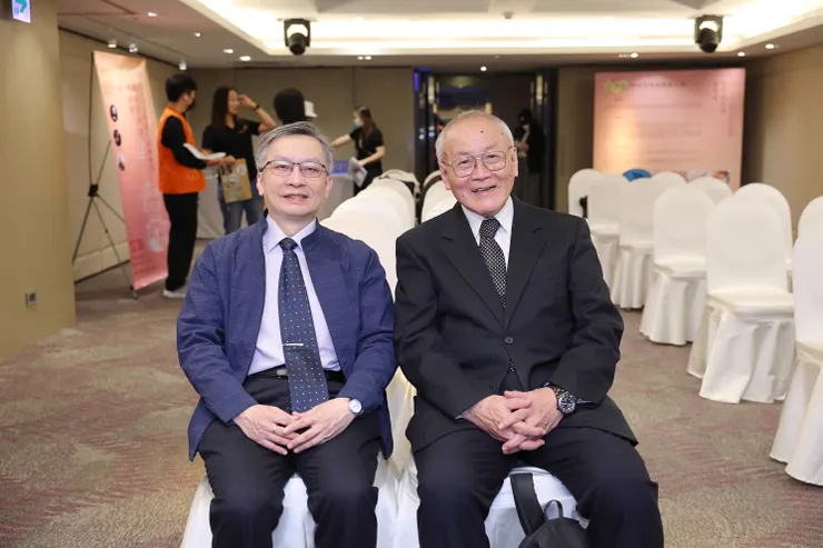 吳育弘團長(左)與董倫賢董事一起為公益音樂會站台。