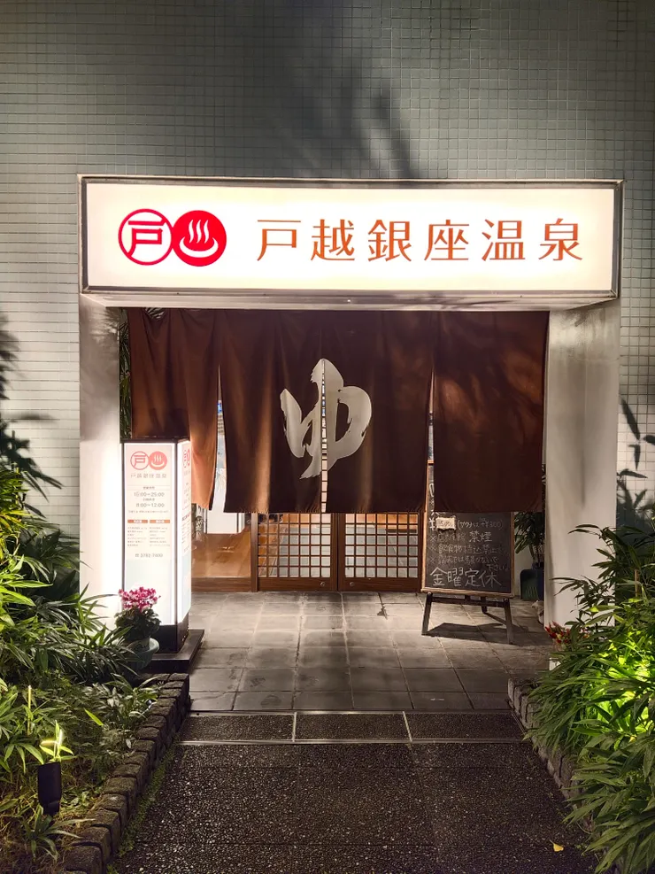 傍晚離開時，門口燈已點亮