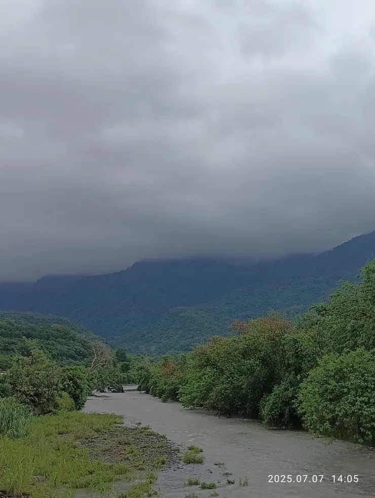 山色誰題溪淚滿