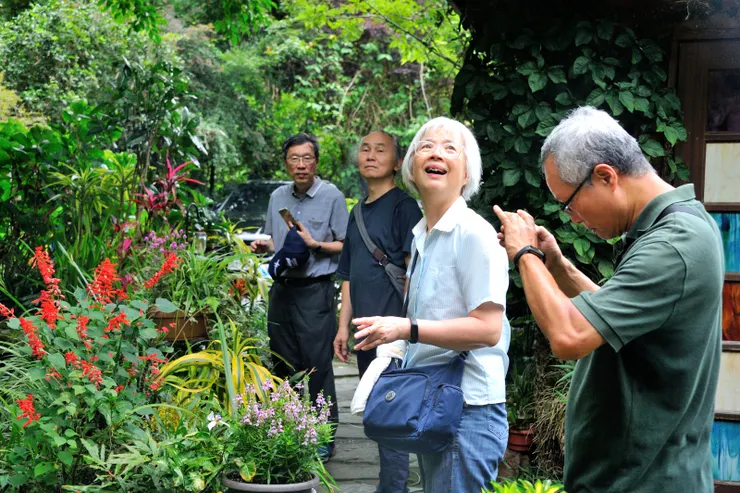 【山行玫瑰簡餐裹腹佐配雲山壯麗！午餐鴨嫂在山行玫瑰訂了位，抵達時先瀏覽庭園。】