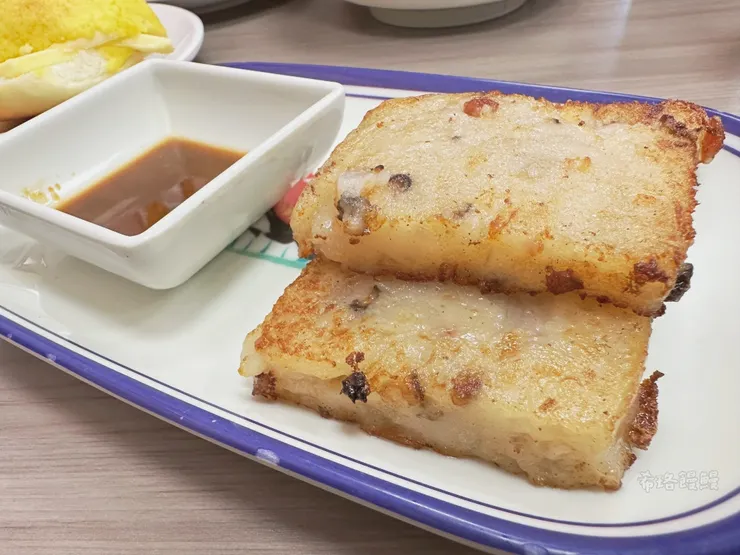 臘味蘿蔔糕大家都知道式蘿蔔糕用料豐富，這裡的特別厲害，煎得焦香酥脆、臘腸蝦米濃濃香勾著人一口接一口停不下來，一盤只有三片根本吃不過癮啊～