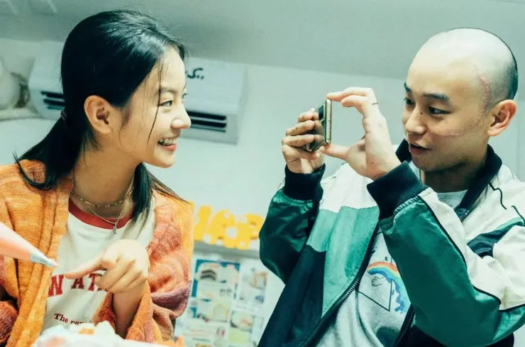 「遇見你之前我是個巨糾結的人，我每天都感覺過得特別慢，生活就像被調成了0.5倍速，自從你開始傻不拉嘰地圍著我轉，我就覺著日子又恢復了正常速。」