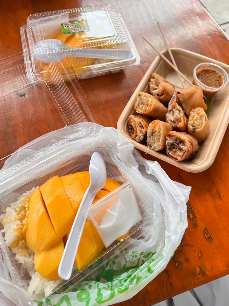 隨便買的春捲也好吃! 醬料很特別偏辣