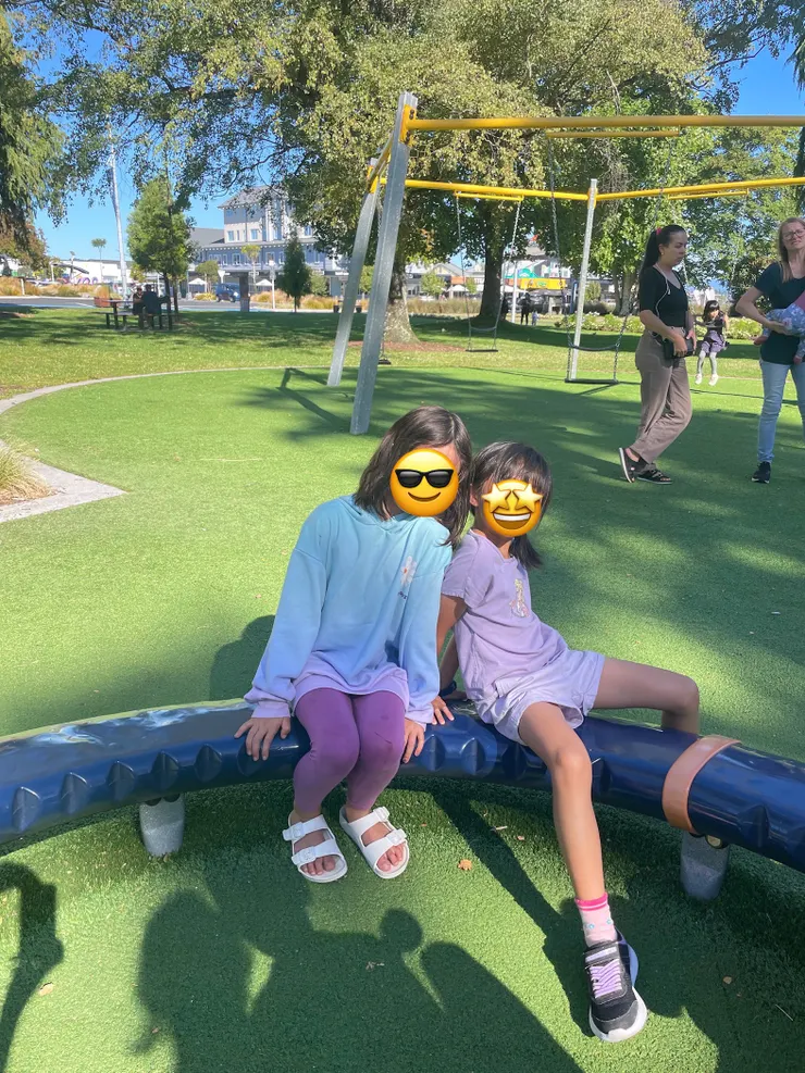 陶波湖旁的公園，兩個語言不通的孩子玩在一塊並主動要求合照，孩子們的快樂好單純～