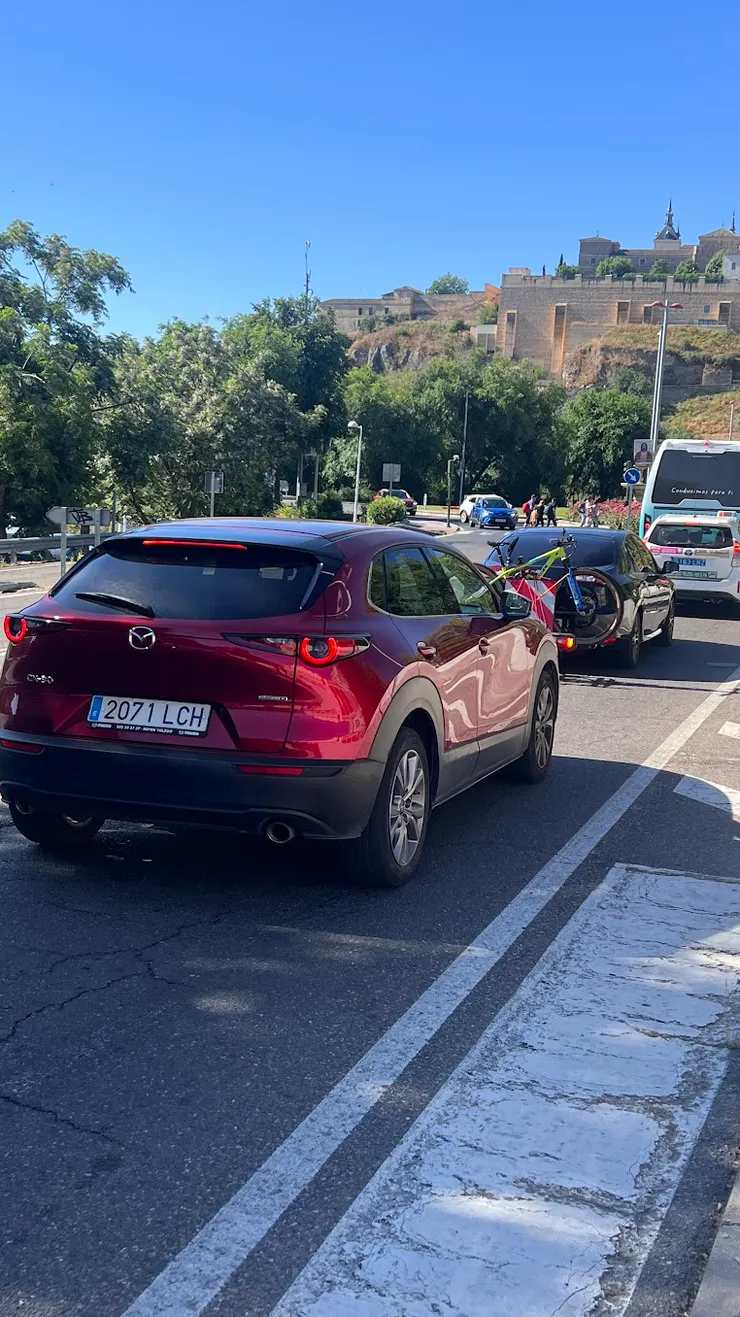 快到托雷多巴士站了，高處就是托雷多城堡。