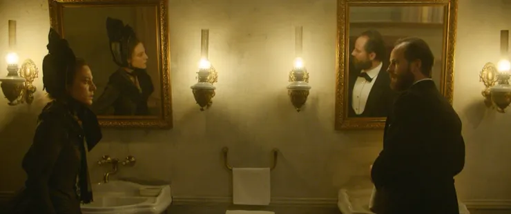 夫妻對峙的場景,即使在鏡像中也是分離的。